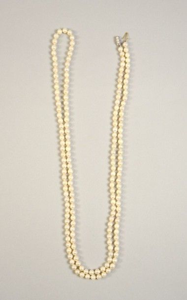Sautoir Sautoir composé de perles de culture, le fermoir en or orné de 3 petites...