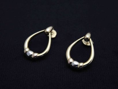 CARTIER Paire de boucles d'oreilles en or jaune retenant un anneau présentant trois...