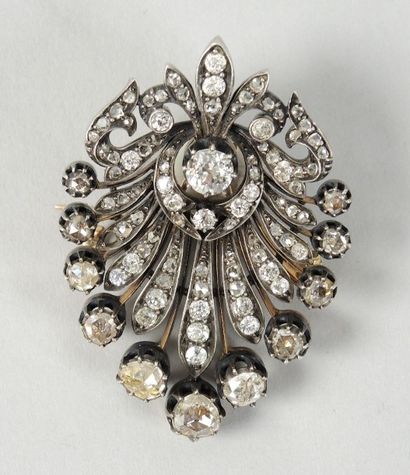 BROCHE DIAMANT XIXème siècle Elegante broche en argent et or, stylisant une palmette...
