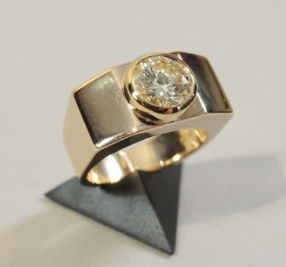 BAGUE OR JAUNE DIAMANT Bague géométrique en or jaune ornée d'un diamant rond brillanté...
