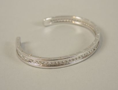 BULGARI Bracelet rigide en or gris et diamants modèle "B ZERO 1". Signé et numéroté....