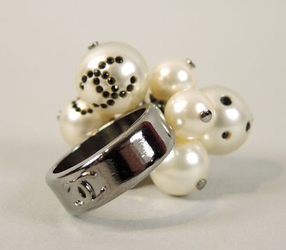 CHANEL Bague en métal à décor de perles mobiles incrustées de strass noir. 

TDD:...