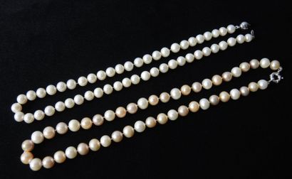 PERLES PERLES

Lot de 2 colliers de perles dont perles roses, fermoir argent.