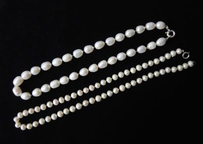PERLES PERLES

Lot de 2 colliers de perles avec fermoir argent.
