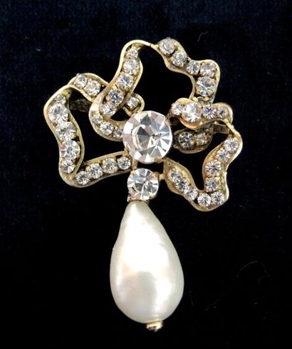 CHANEL CHANEL

Broche en métal doré orné de pierres blanches et d'une perle baroque.

Hauteur...