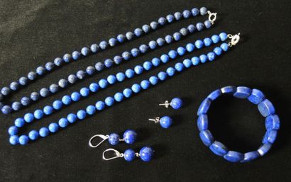 FANTAISIE FANTAISIE

Lot composé de :

- 2 colliers à boules bleues façon lapis lazuli

-...