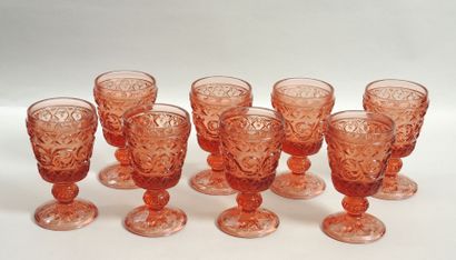 MANNETTE - VERRERIE Lot de verreries comprenant: 

-9 grands verres à pied de couleur...