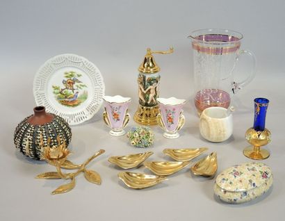 ENSEMBLE D'OBJETS DIVERS Ensemble d'objets divers comprenant un ensemble en porcelaine...