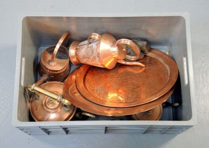 MANETTES DE CUIVRE Deux manettes de cuivre comprenant: batterie de casserole, 2 plats...