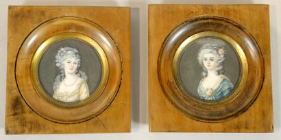 PAIRE DE MINIATURES Paire de miniatures sur ivoire représentant des portraits de...