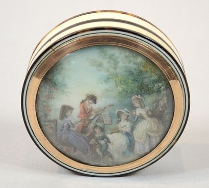 BOITE RONDE Boîte ronde en ivoire le couvercle à décor d'une scène de musiciens peinte...