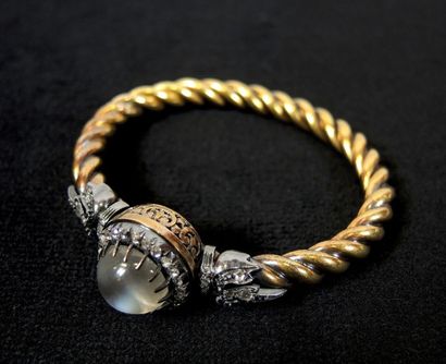 Bracelet Bracelet en or jaune torsadé, argent et pierre de lune entourée de diamants...