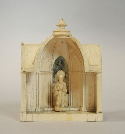 AUTEL PORTATIF Autel portatif en ivoire sculpté.

H : 11,5 cm env. L : 8,7 cm env....