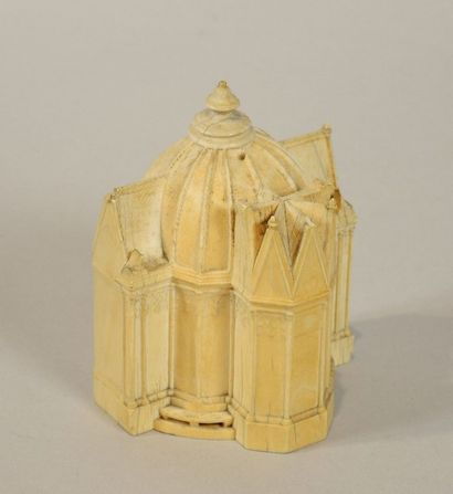 AUTEL PORTATIF Autel portatif en ivoire sculpté.

H : 11,5 cm env. L : 8,7 cm env....