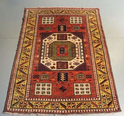 TAPIS - IRAN Tapis en laine à décor d'un médaillon central de forme octogonale et...