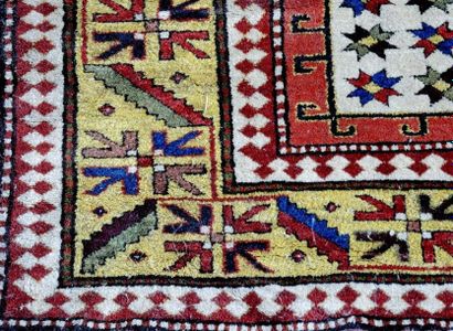 TAPIS - IRAN Tapis en laine à décor d'un médaillon central de forme octogonale et...