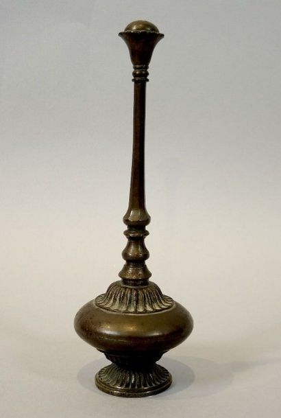ASPERSOIR Aspersoir en bronze à patine brune.

Travail du XIXème siècle

H : 21,5...