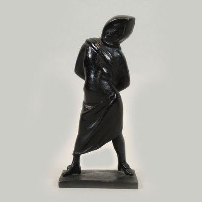 Bronze Statuette en bronze à patine brune représentant une femme debout drapée.

Traces...