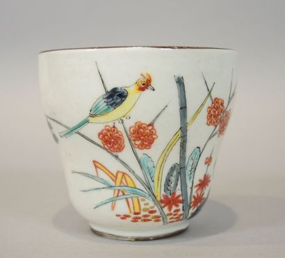 CHANTILLY Circa 1740-1745 CHANTILLY. Porcelaine tendre, tasse baril et soucoupe à...