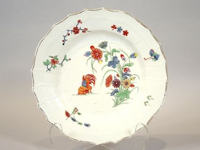 CHANTILLY Circa 1740 CHANTILLY. Porcelaine tendre, assiette à bord contourné, décor...