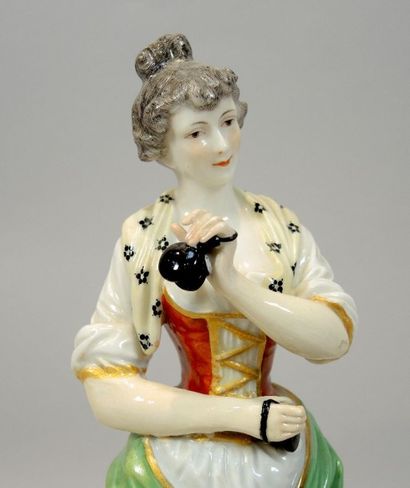 FRANKENTHAL Statuette en porcelaine polychrome représentant une jeune femme jouant...