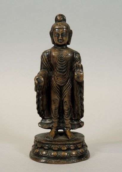 Asie du sud-est Statuette en bronze ciselé représentant une divinité bouddhique.

H...
