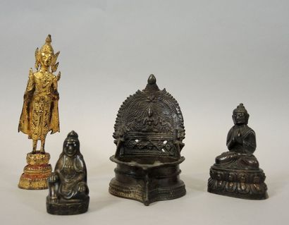 Asie du sud-est Lot composé de :

- bouddha en méditation en bronze à patine brune

-...