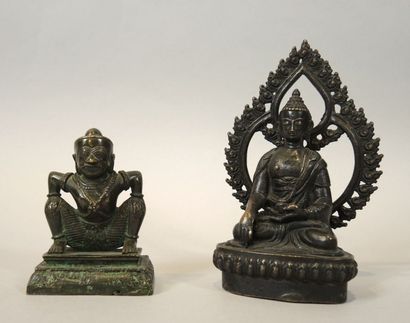 Asie du sud-est Deux statuettes :

- l'une en bronze à patine brune représentant...