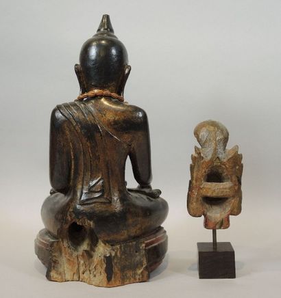 Asie du sud-est Sculpture en bois à patine brune et rehaut or représentant une divinité...