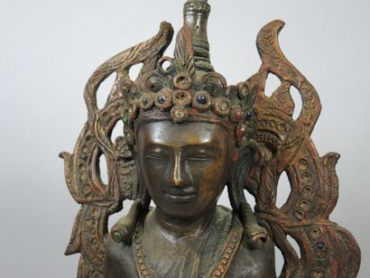 ASIE DU SUD EST - THAILANDE Sculpture en bronze patiné et incrustations de verre...