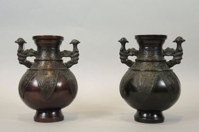ASIE DU SUD EST Paire de vases à 2 anses en bronze à patine brune.

Signature au...