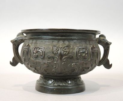 ASIE DU SUD EST Vase à 2 anses en bronze à patine brune

H : 8,5 cm