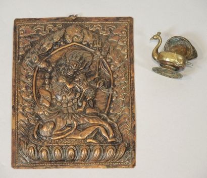 ASIE Plaque en cuivre à décor repoussé et gravé d'une divinité hindoue

Dimensions...