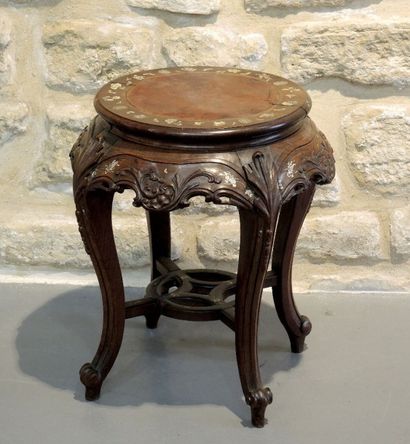 PETITE TABLE DANS LE GOÛT CHINOIS Petite table en bois mouluré et sculpté à décor...