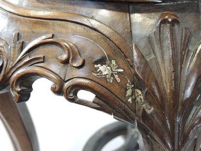 PETITE TABLE DANS LE GOÛT CHINOIS Petite table en bois mouluré et sculpté à décor...