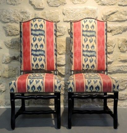 FAUTEUILS - STYLE LOUIS XIII Paire de fauteuils en bois laqué noir piétement os de...