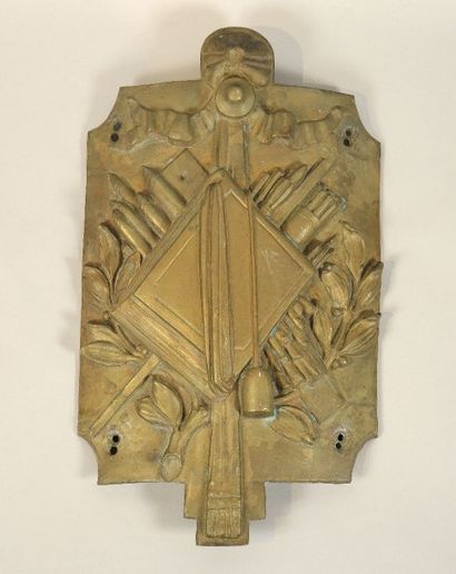 ENSEIGNE XVIIIème siècle Plaque en bronze doré représentant une enseigne aux attributs...