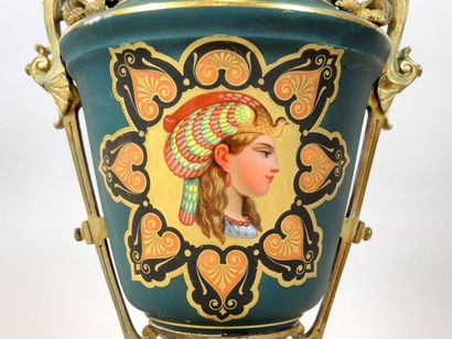 PAIRE DE LAMPES À DÉCOR ÉGYPTIEN VERS 1840 Paire de lampes en porcelaine à fond vert...