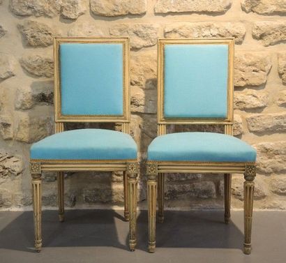 PAIRE DE CHAISES - STYLE LOUIS XVI Paire de chaises en bois laqué crème, garniture...