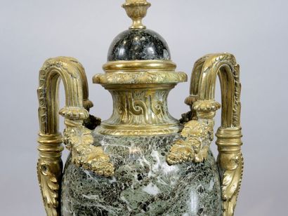 VASES COUVERTS NAPOLEON III Paire de vases couverts en marbre vert et bronze doré...