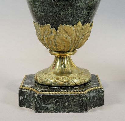 VASES COUVERTS NAPOLEON III Paire de vases couverts en marbre vert et bronze doré...