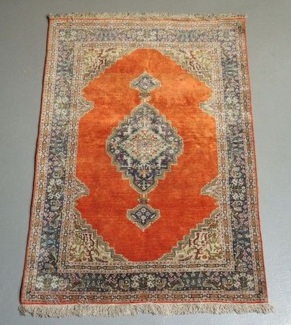TAPIS - IRAN Tapis de prière en laine et soie à fond rouge orangé décor d'un motif...