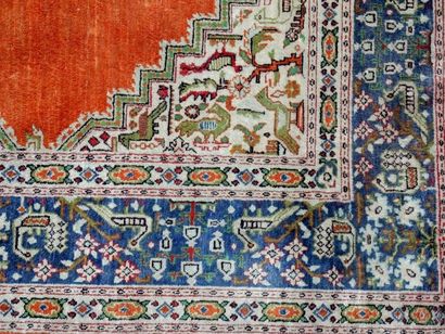 TAPIS - IRAN Tapis de prière en laine et soie à fond rouge orangé décor d'un motif...