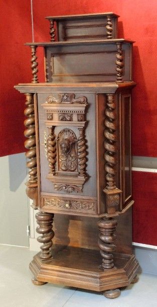 ARMOIRE TABERNACLE Armoire tabernacle en bois naturel mouluré et sculpté et tourné...