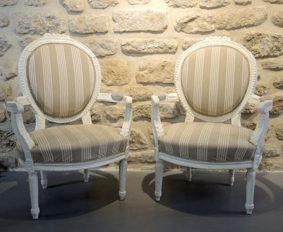 PAIRE DE FAUTEUILS STYLE LOUIS XVI Paire de fauteuils à dossier médaillon en bois...