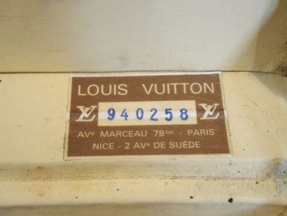 LOUIS VUITTON - VALISE Valise de forme rectangulaire en cuir gainé noir Epi, angles...