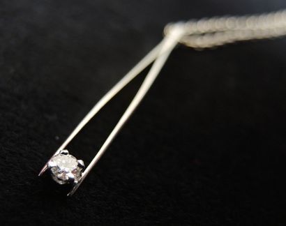 PENDENTIF DIAMANT Pendentif et chaîne en or gris. Le pendentif présentant un diamant.

Pds...