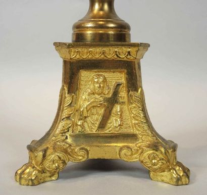 PIQUE CIERGE Pique cierge en bronze doré monté en lampe.

Le fût à cannelures et...