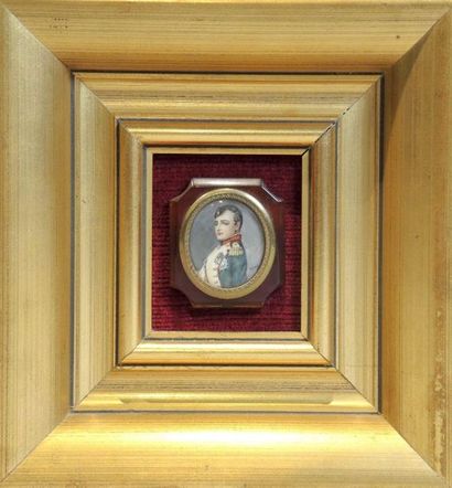 MINIATURE NAPOLÉON Miniature peinte représentant Napoléon dans un médaillon ovale...