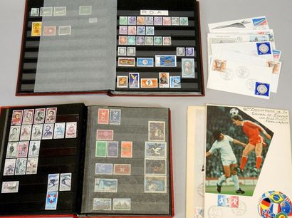 PHILATELIE Deux albums de timbres France, Europe et Monde, oblitérés et neufs. Lot...